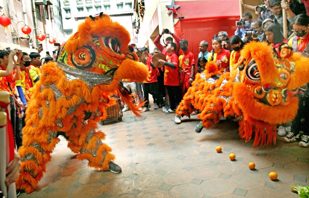 Kolkata : Chinese artists perform dragon dance to celebrate Lunar New Year
