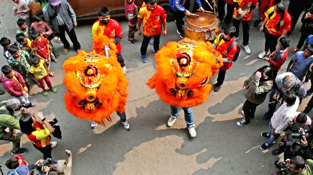 Kolkata : Chinese artists perform dragon dance to celebrate Lunar New Year