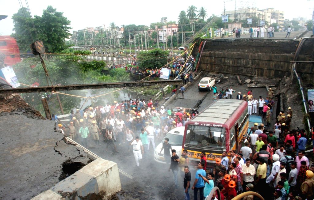 One dead in bridge collapse in Kolkata (Third Lead)