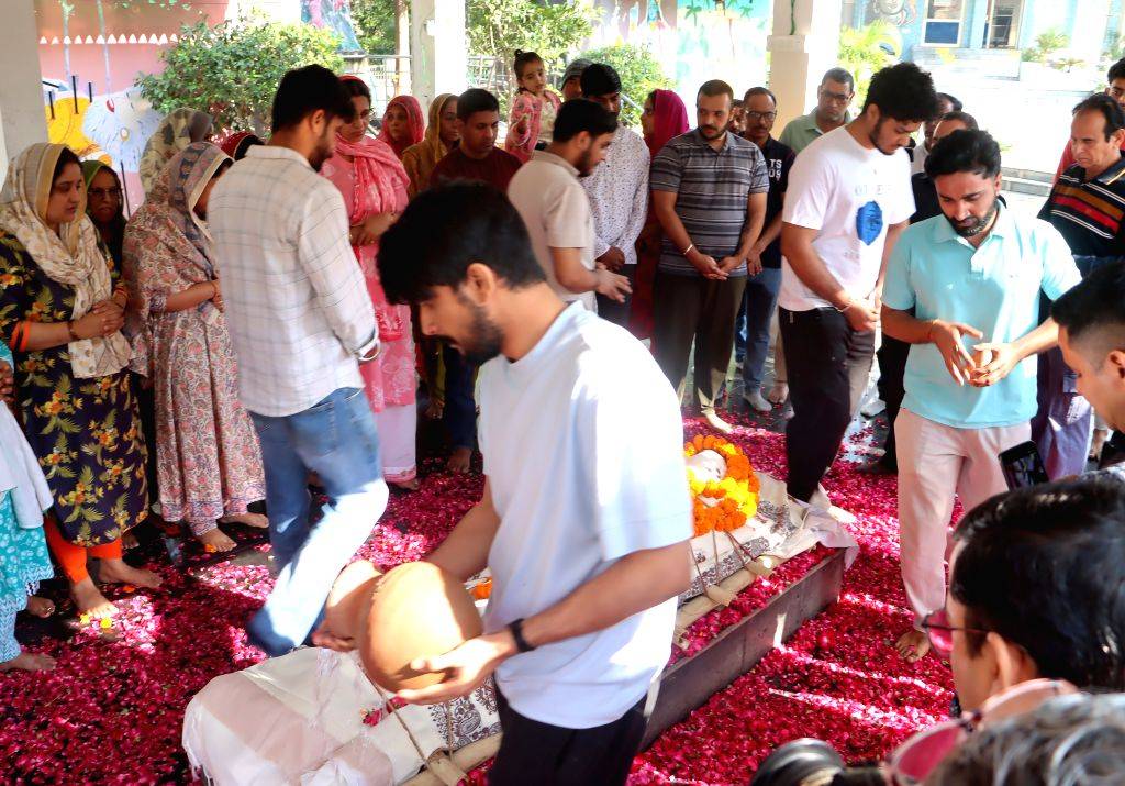 Last rites of Harish Rana
