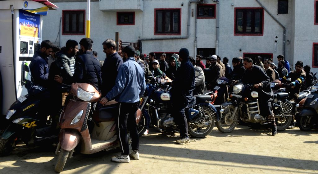 Long queues at Islamabad, Rawalpindi petrol pumps after oil companies
