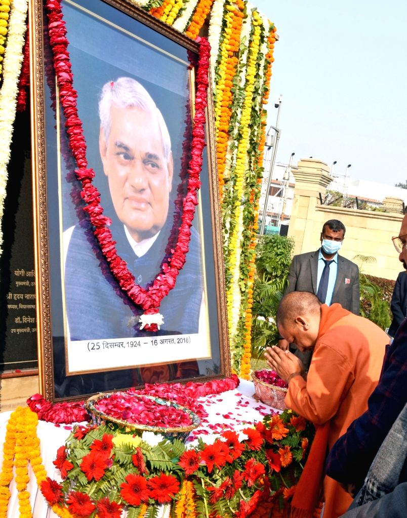 : Lucknow : Uttar Pradesh CM Yogi Adityanath paying tributes to former ...