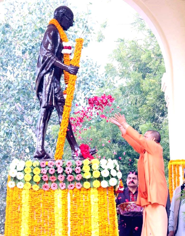 Lucknow : Uttar Pradesh Chief Minister Yogi Adityanath pays floral ...