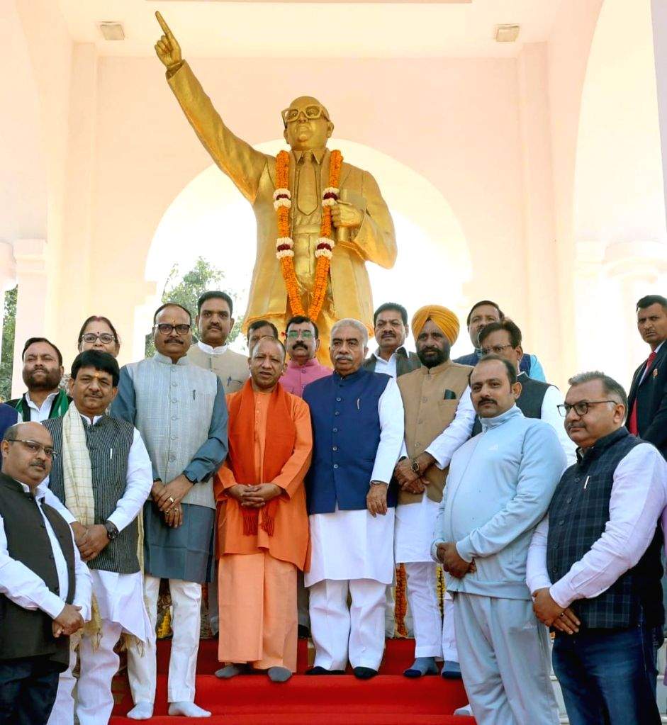 Lucknow : Uttar Pradesh CM Yogi Adityanath pays tribute to former ...