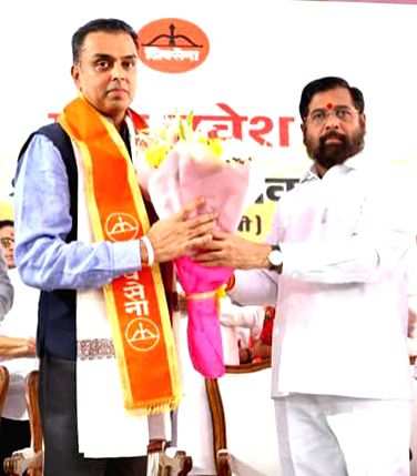 Maharashtra Chief Minister Eknath Shinde welcomes former Congress ...