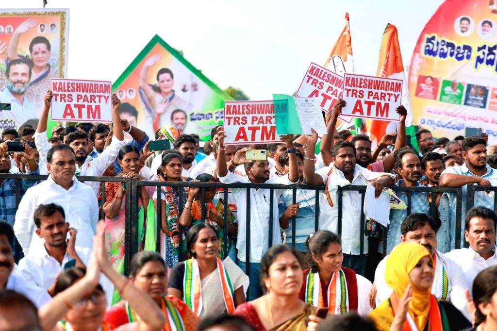 Congress Relly Mahbubnagar : Congress leader Rahul Gandhi addresses a election rally