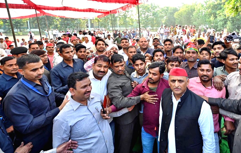 Mainpuri : Samajwadi Party chief Akhilesh Yadav during the campaign ...