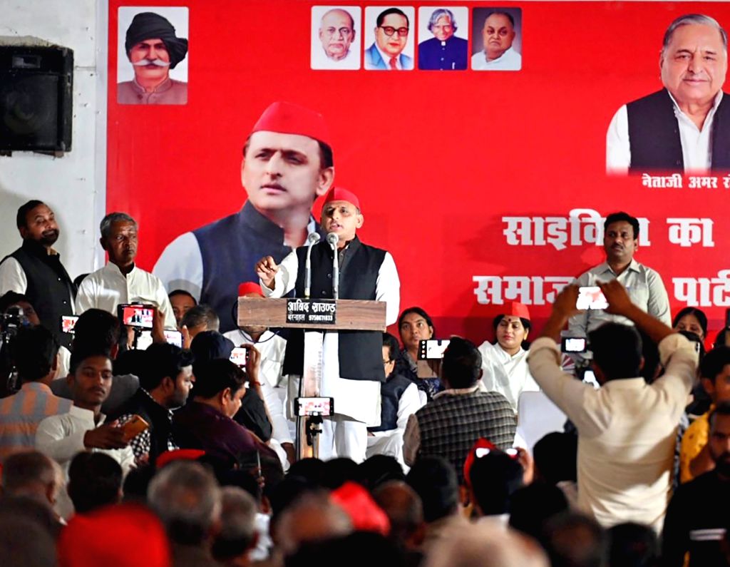 Mainpuri : Samajwadi Party national president Akhilesh Yadav addressing ...