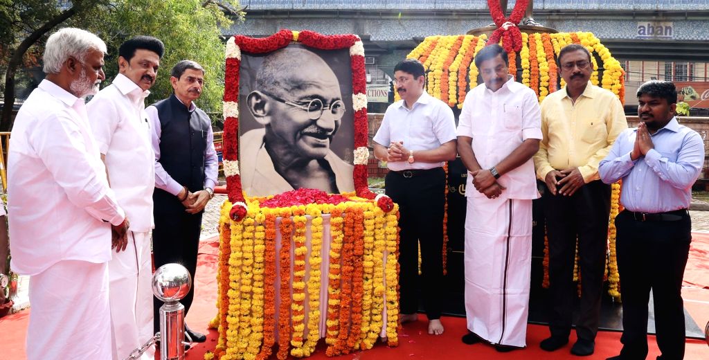 Martyrs Day: TN Governor, CM pay floral tributes to Mahatma Gandhi