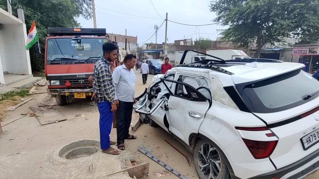 Free Photo : Gurugram: MBBS student dies after car collides with truck