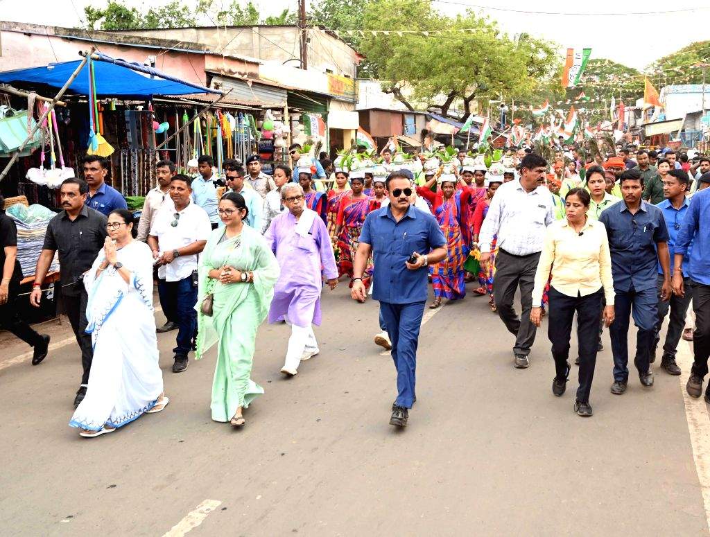 Midnapore : West Bengal Chief Minister Mamata Banerjee with TMC candidate June  Malia during a ...