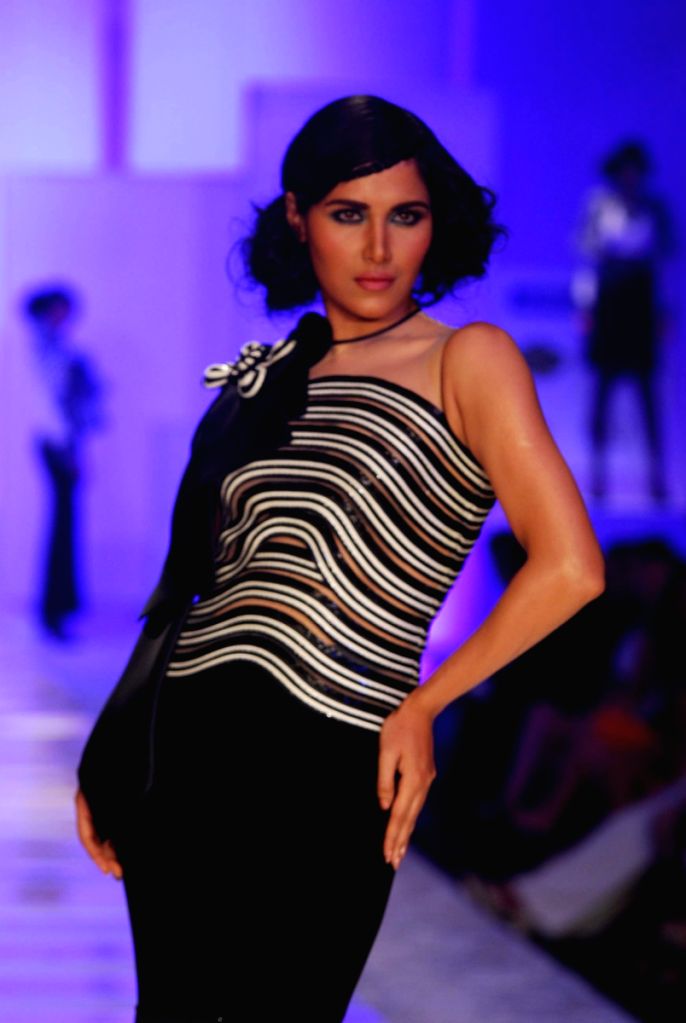Arjun Rampal walks the ramp for Shahab Durazi.
