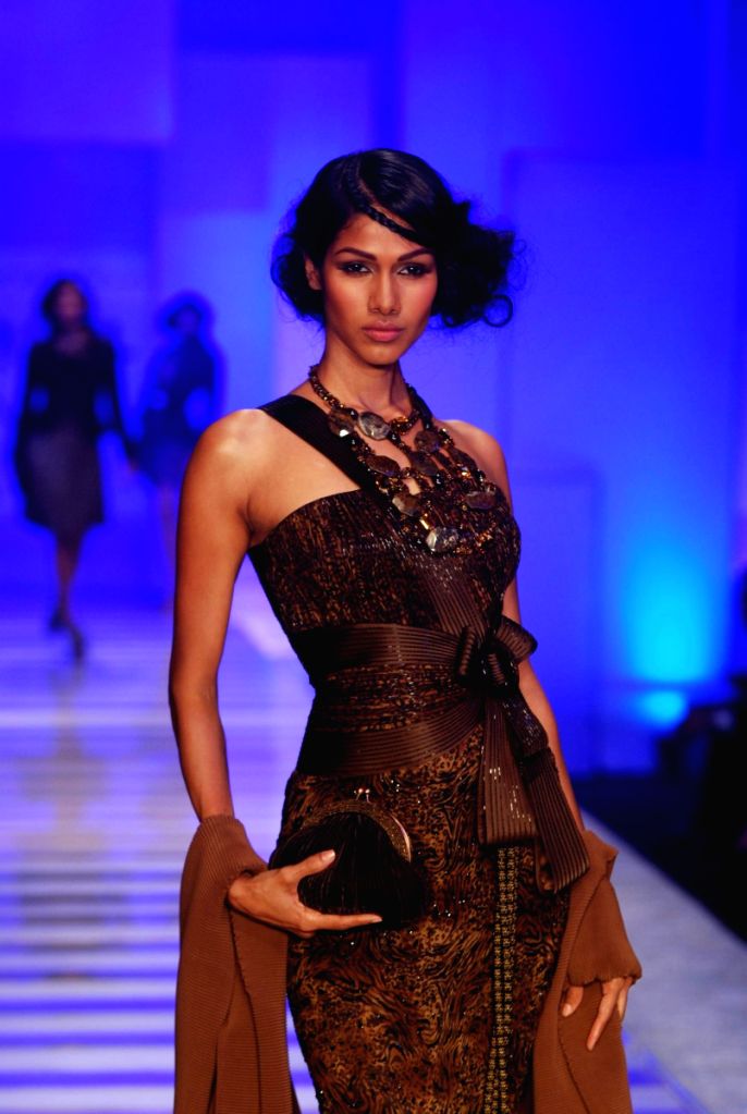 Arjun Rampal walks the ramp for Shahab Durazi.