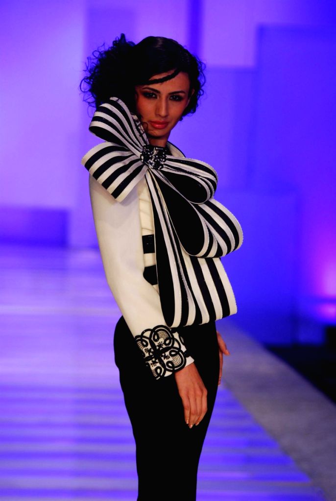 Arjun Rampal walks the ramp for Shahab Durazi.