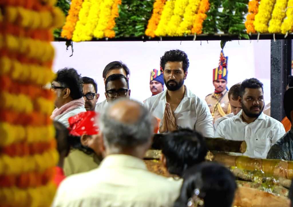 Mortal remains of Asha Bhosle taken for last rites