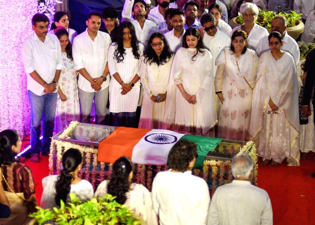 Mortal remains of Asha Bhosle taken for last rites