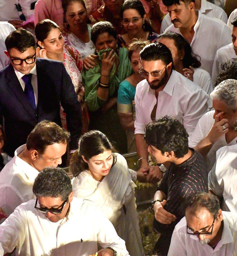 Mortal remains of Asha Bhosle taken for last rites