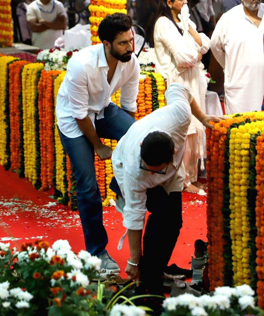 Mortal remains of Asha Bhosle taken for last rites
