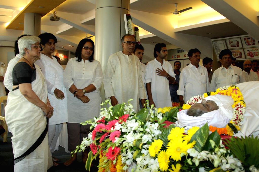 Celebs Pay Last Respect To Actor Sadashiv Amrapurkar