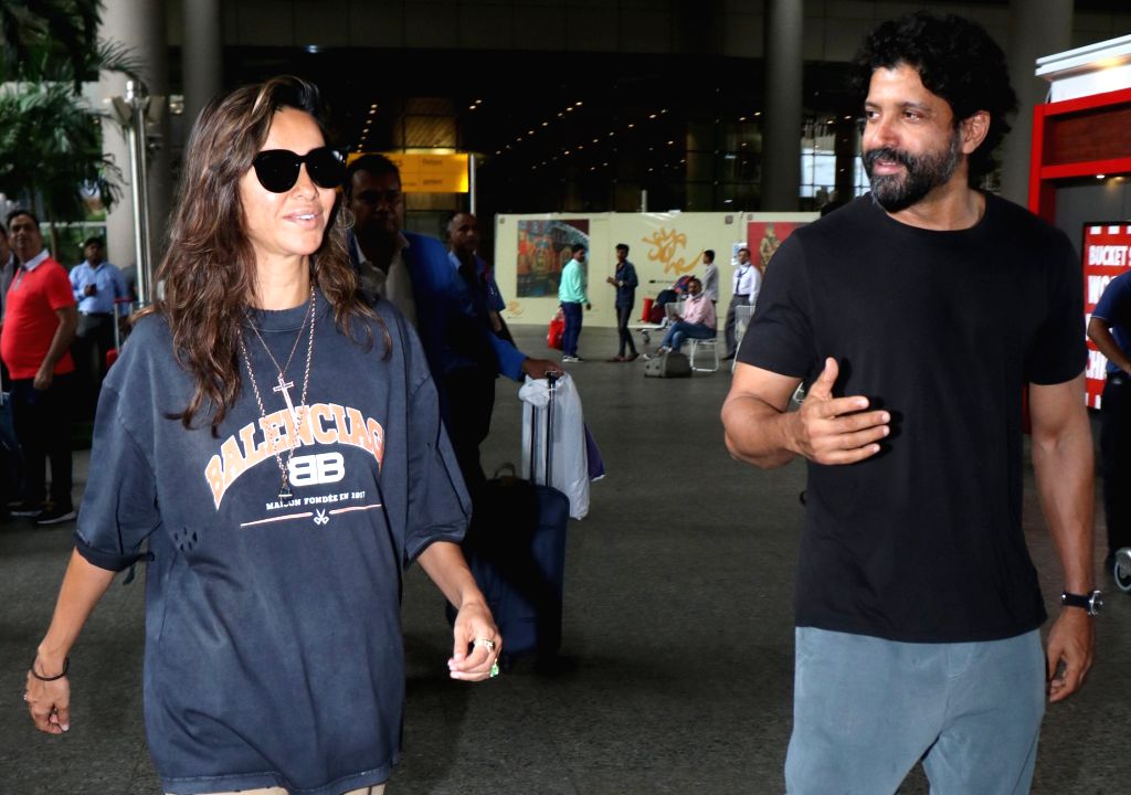 farhan-akhtar-with-wife-shibani-dandekar-at-airport-arrival