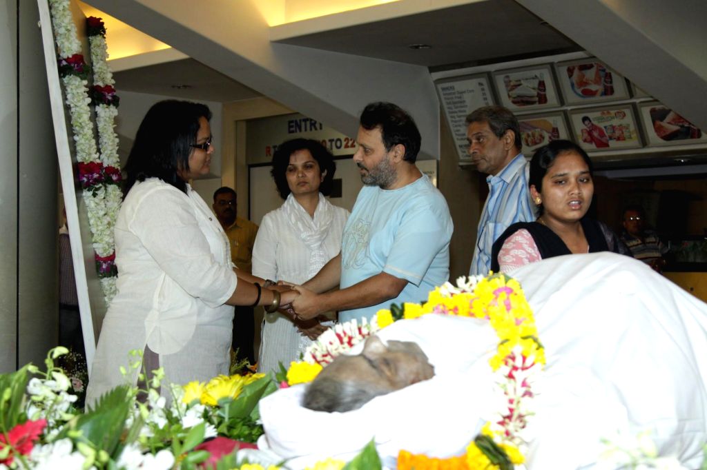 Celebs Pay Last Respect To Actor Sadashiv Amrapurkar