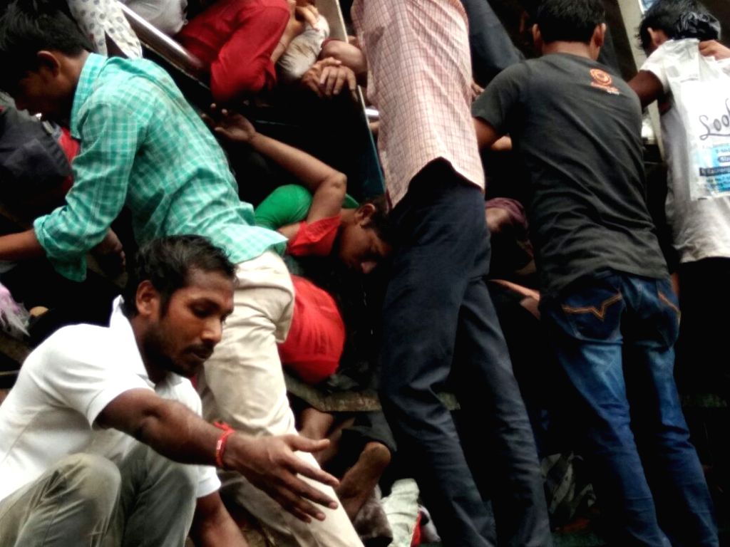 22 commuters killed in Mumbai stampede (2nd Lead) ()