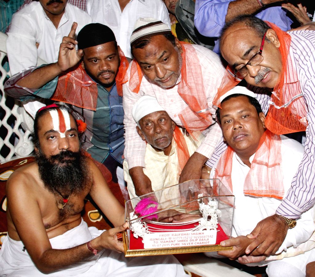 Muslims present a silver chariot to the the head of Lord Jagannath temple