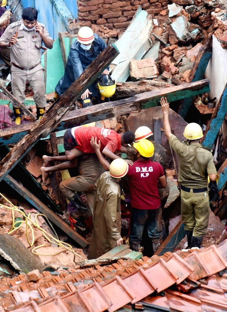 Ndff Rescue Kolkata : NDRF personnel rescue a man after portion of an old two ...