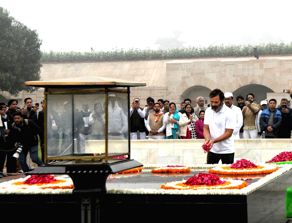 New Delhi :Congress leader Rahul Gandhi pays tributes to Mahatma Gandhi ...