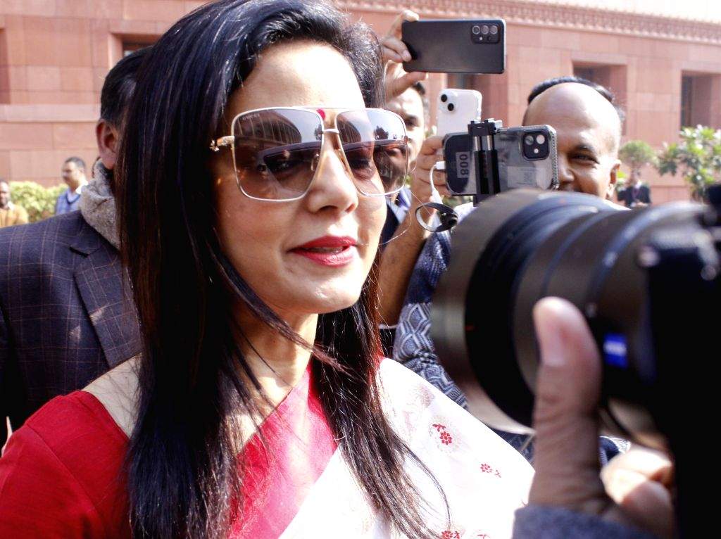 LS expels Mahua for 'unethical conduct' in cash for Parl query charge