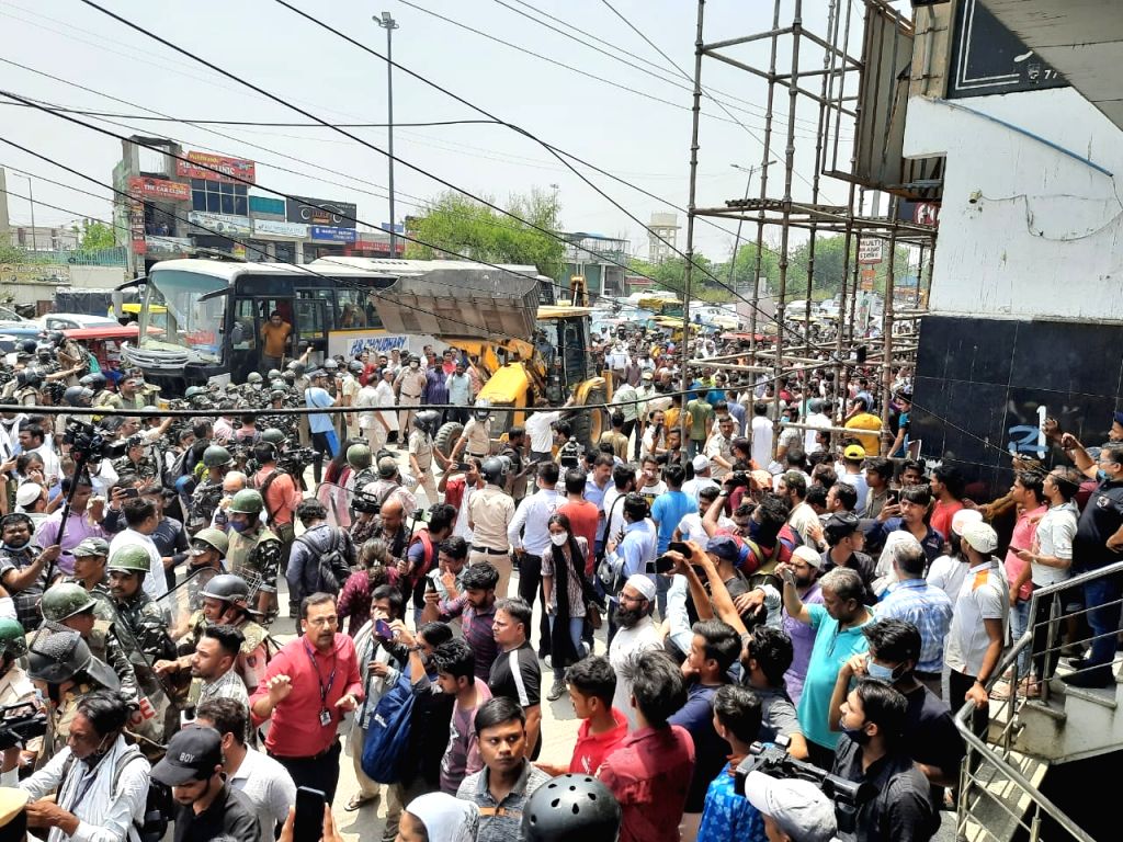 Illegal encroachment being manually removed at Shaheen Bagh in Delhi
