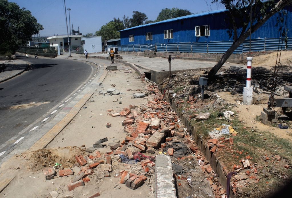 Mini truck runs over footpath dwellers, 2 die