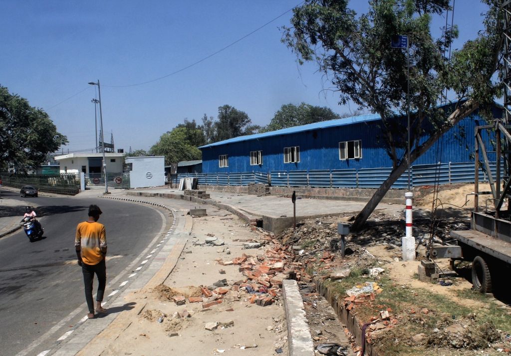 Mini truck runs over footpath dwellers, 2 die