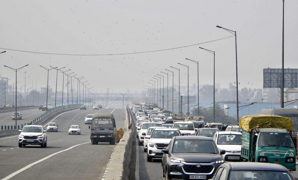 New Delhi : Vehicles stuck in a traffic jam at Ghazipur-UP Border in ...