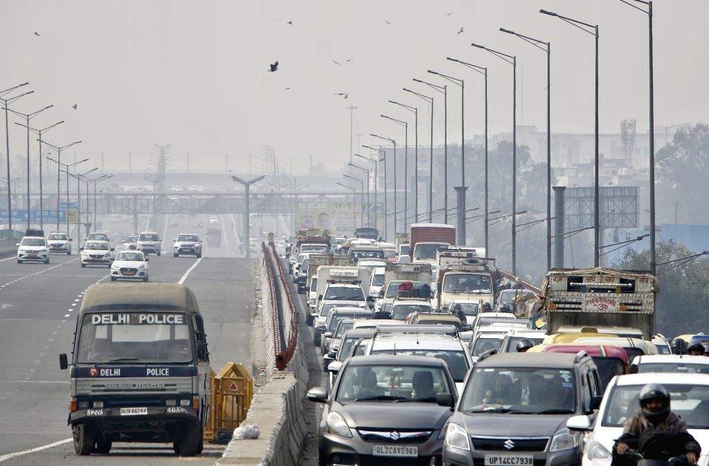 New Delhi : Vehicles stuck in a traffic jam at Ghazipur-UP Border in ...