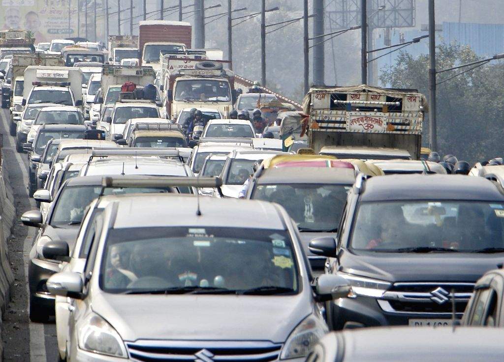 New Delhi : Vehicles stuck in a traffic jam at Ghazipur-UP Border in ...