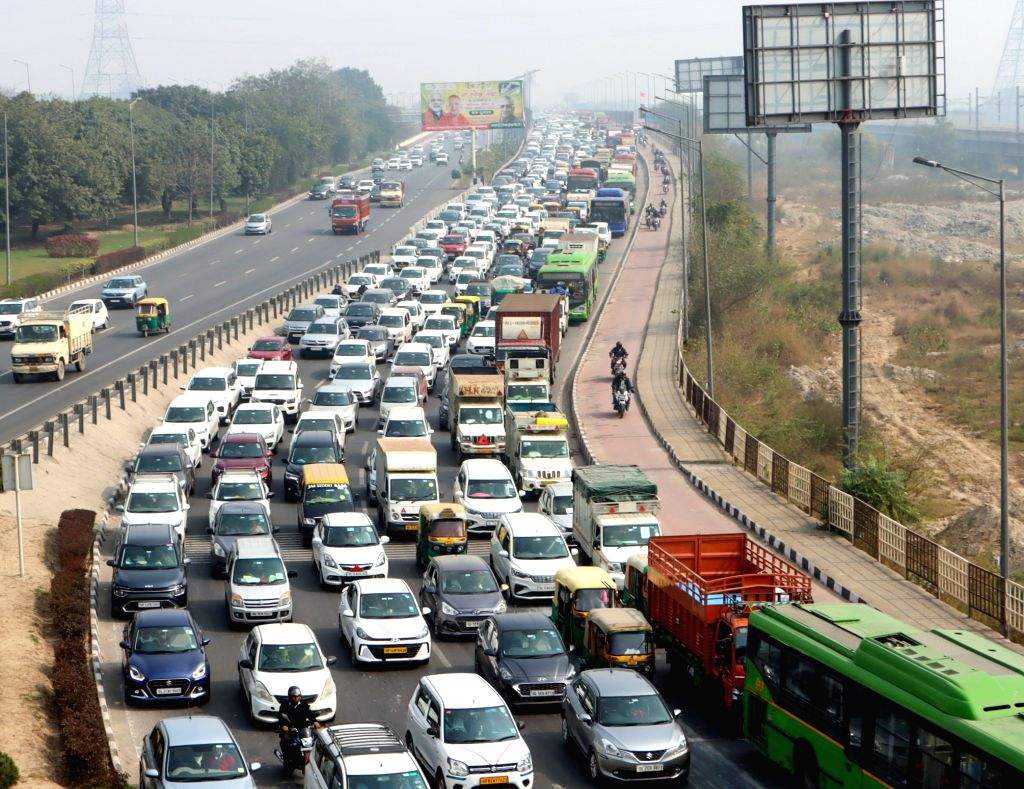 New Delhi : Vehicles stuck in traffic jam at NH-24 expressway near ...