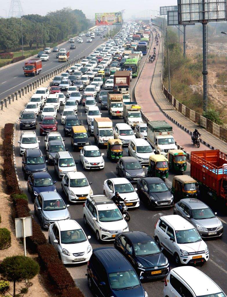 New Delhi : Vehicles stuck in traffic jam at NH-24 expressway near ...
