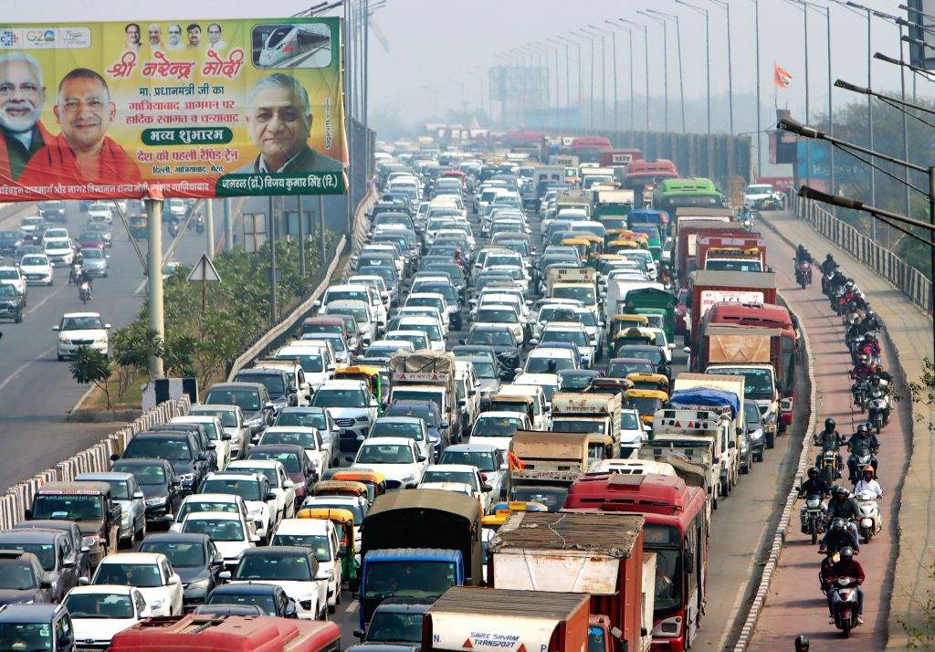 New Delhi : Vehicles stuck in traffic jam at NH-24 expressway near ...
