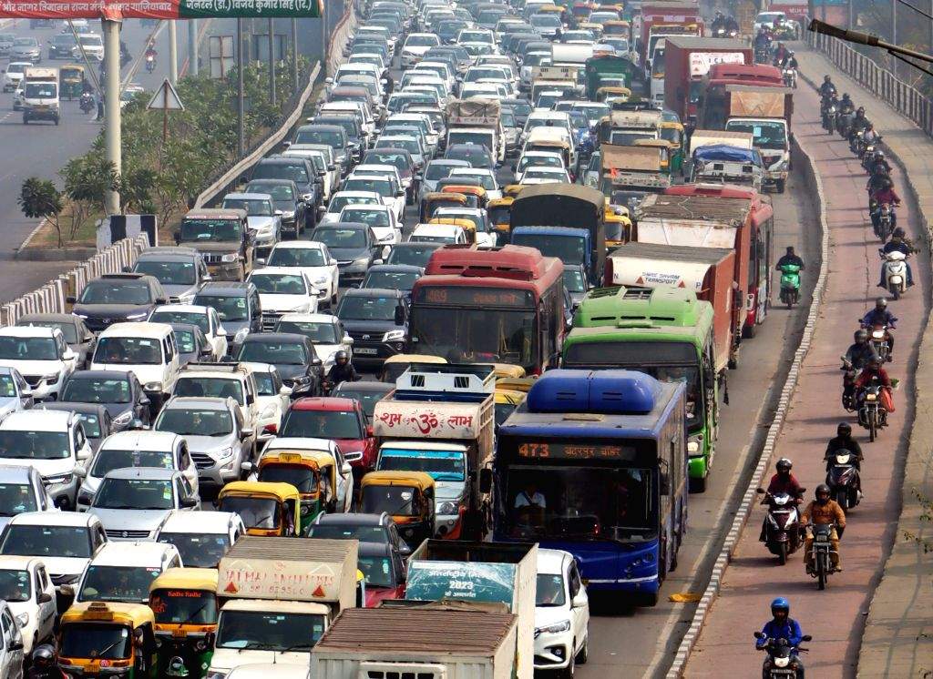 New Delhi : Vehicles stuck in traffic jam at NH-24 expressway near ...