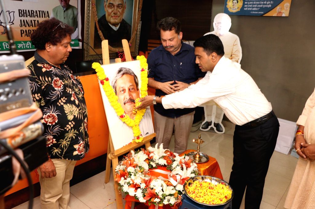 Goa CM Pramod Sawant pays tributes to Parrikar
