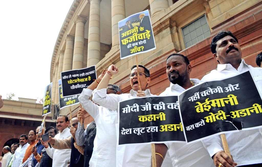 New Delhi : Opposition leaders form a human chain to protest over the ...