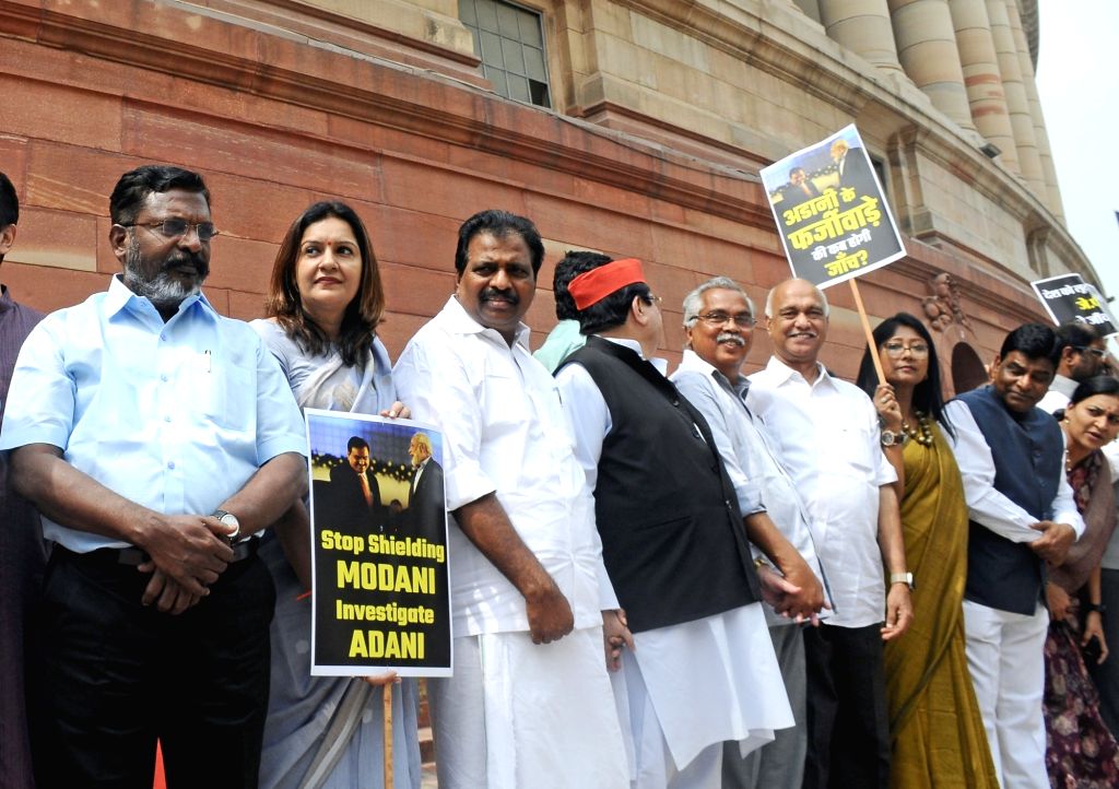 New Delhi : Opposition leaders form a human chain to protest over the ...