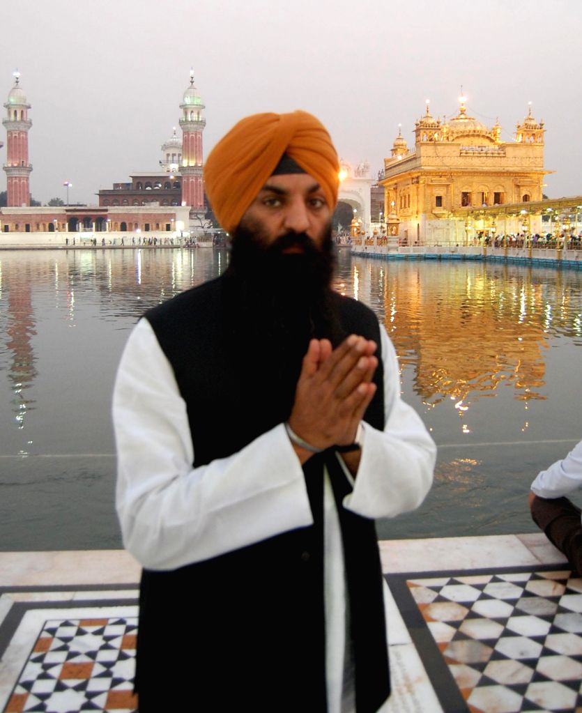 Pakistani parliamentarian and Hans Raj Hans pay obeisance at the Golden ...