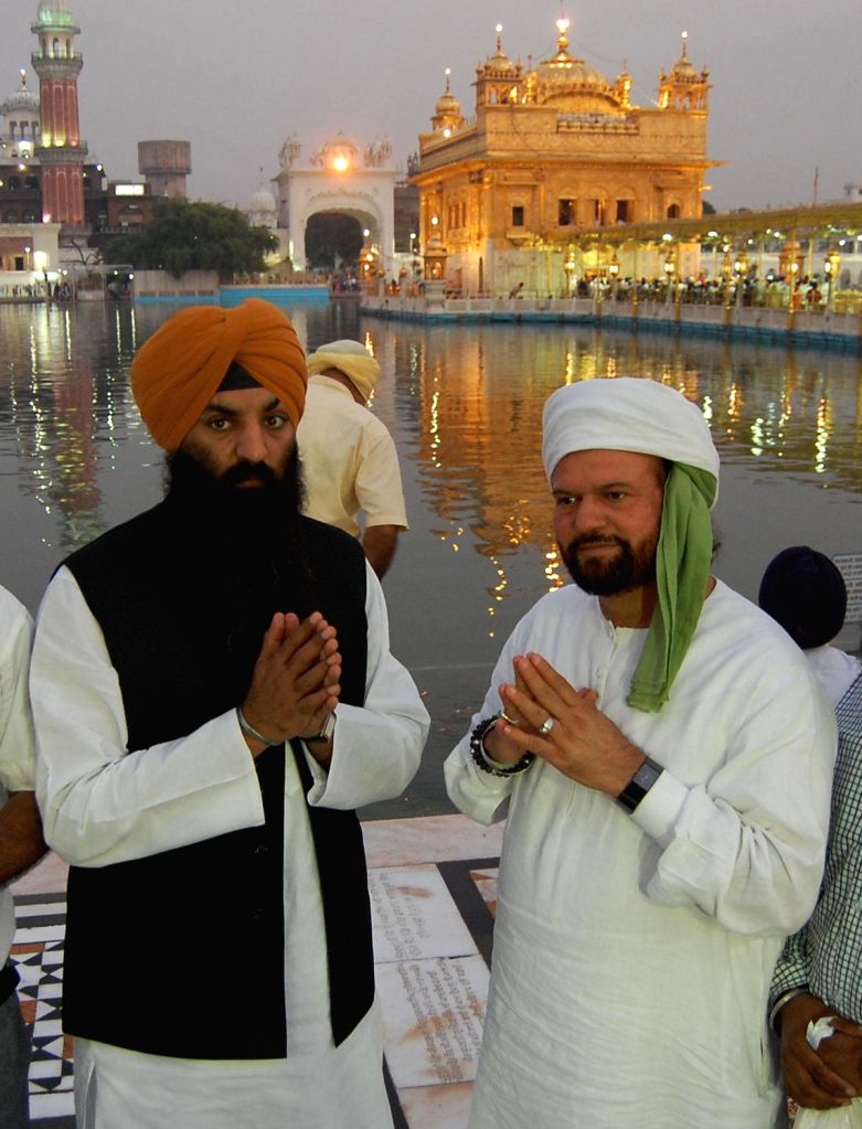 Pakistan Ramesh Pakistani parliamentarian and Hans Raj Hans pay obeisance at the Golden ...