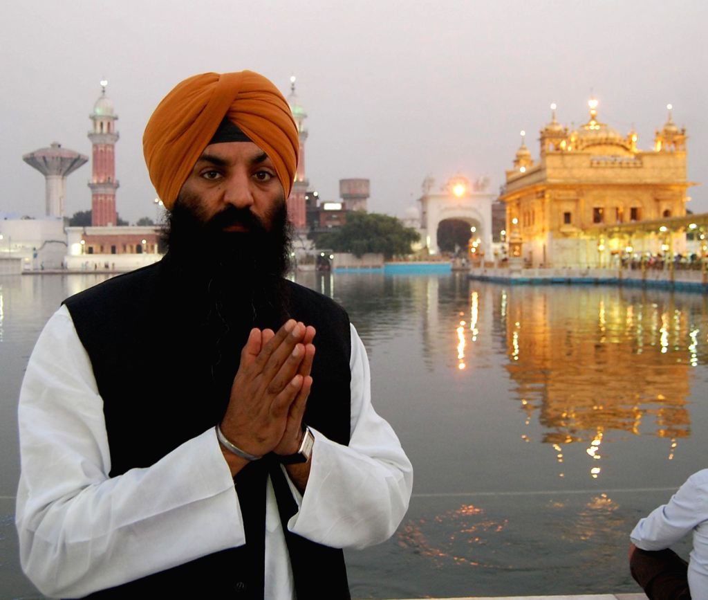Pakistan Ramesh Pakistani parliamentarian and Hans Raj Hans pay obeisance at the Golden ...