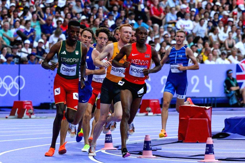 Paris : Athelets compete in the Men's 3000m Steeplechase Round 1 at the ...