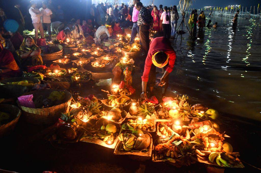 Patna : Devotees performs rituals at the banks of river Ganga during ...