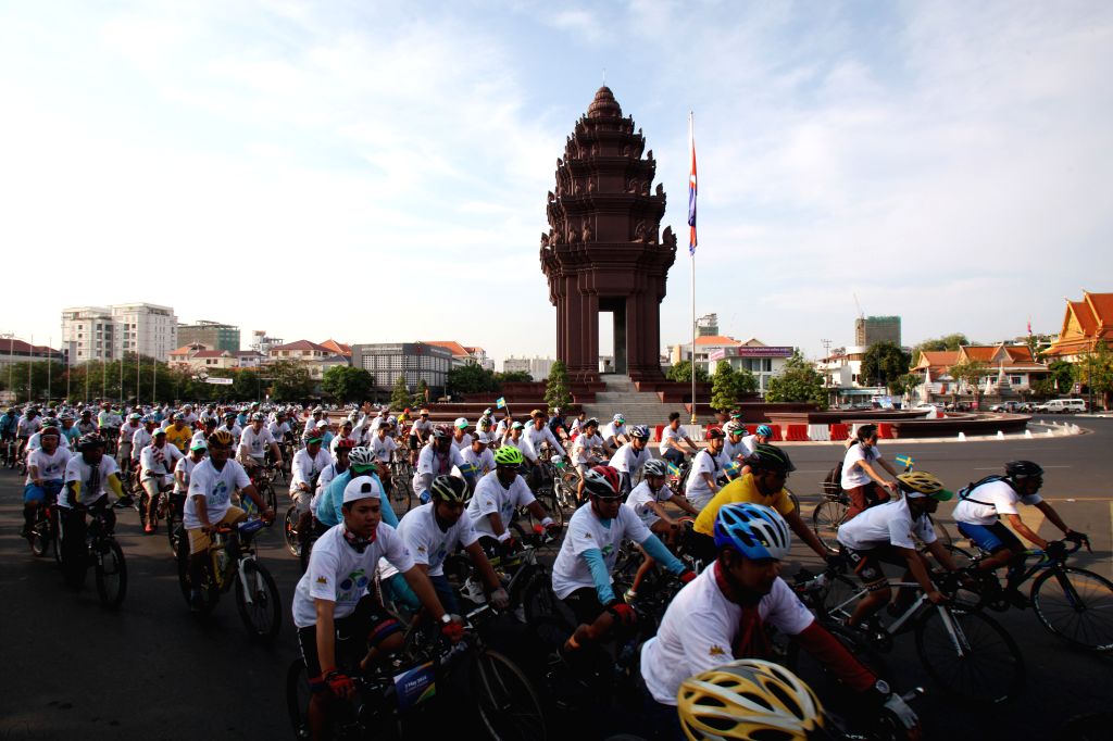 bike helmet phnom penh Demon Podium Full Face Bicycle Helmet- Tan/Black LARGE / Tan/Black / BRAIN TEASER AUDIO The Podium full Silk Island at Twilight Cycle