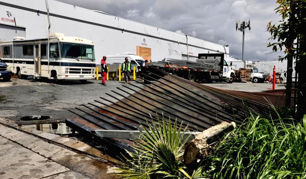 Montebello : An iron fence damaged by a tornado in the city of Montebello
